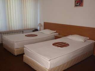 Отель Family Hotel Saint Iliya Бургас Двухместный номер с 2 отдельными кроватями-1