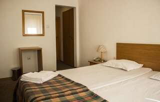 Отель Family Hotel Saint Iliya Бургас Двухместный номер с 2 отдельными кроватями-4