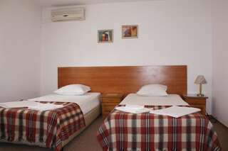 Отель Family Hotel Saint Iliya Бургас Двухместный номер с 2 отдельными кроватями-8